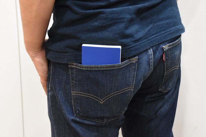 X{fB̃fł΁A|PbgɓĂł܂