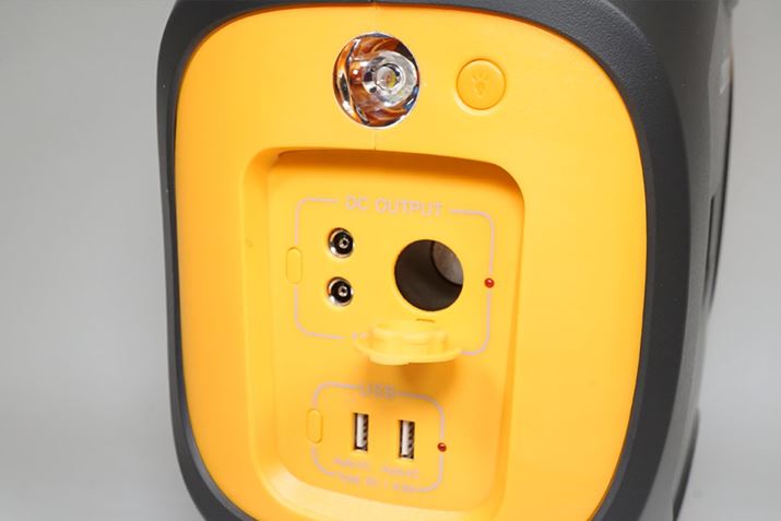 ʂɂ́ADC|[gƃVK[\PbgAăX}zȂǂɏ[d\ȂȂUSB[qł