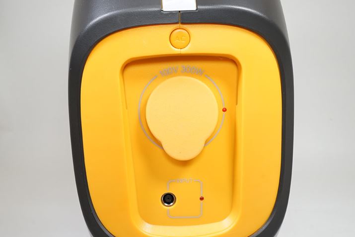 Eʂɂ́A{@[d邽߂̃RlN^Ɓc