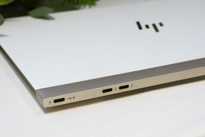 OC^[tFCXUSB 3.1 Type-C×3i2Thunderbolt 3ΉjBׂĔwʂɔzu