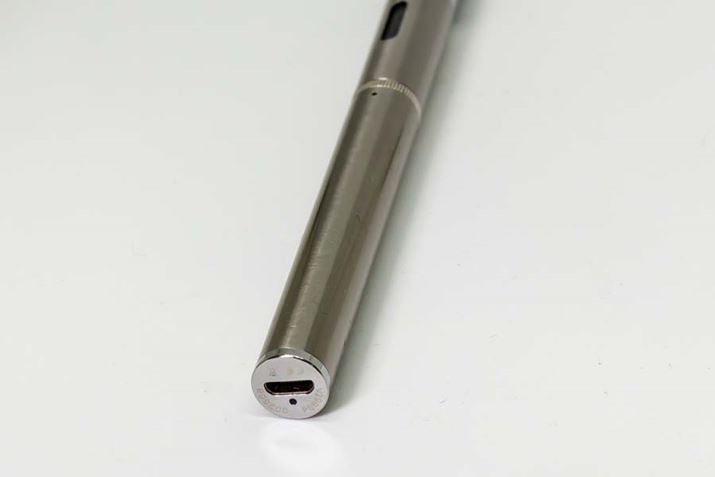 ɏ[dpmicroUSB|[gB̉̌LEDŁA[dɐԂ