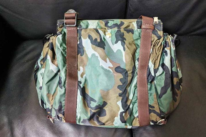 �w���ɂ̓����b�N�̃x���g�����[�ł���{�^�����̃|�P�b�g���t���Ă��܂�