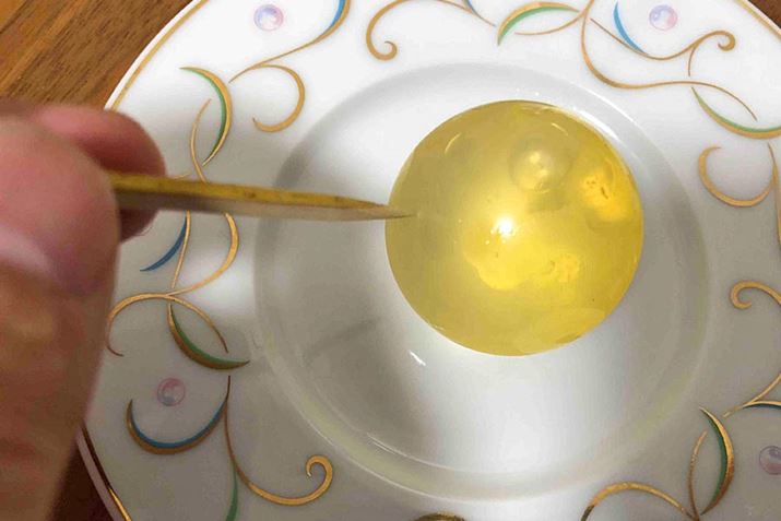 �r㻂͏����ȕ��D�̒��ɓ����Ă��܂��B�����t���̂悤���œ˂��A���D�������Ă��������܂�