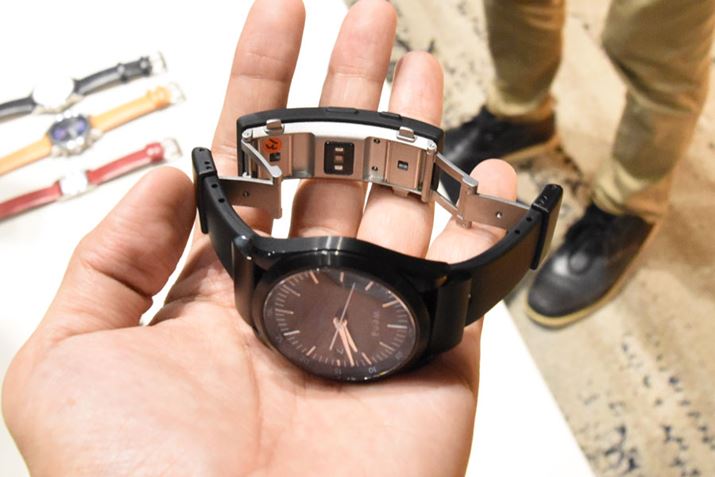 uwena wrist activev́A_uobN\̗pB̊ԂɐSZT[𓋍ڂ