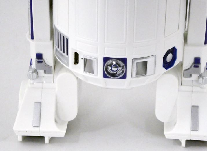 {̂̏[d́A{̂̌둤micro USB̓͒[qAɃP[u}čs