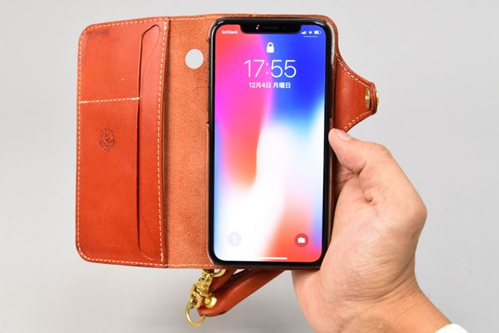 Ȗ؃U[̃Jo[̏ɁA|J[{l[g̃NAP[X𓋍ځBt^ɂ͑咆3̃|Pbgt