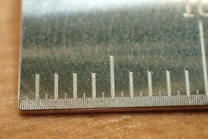 킸10mm̐E̒ɁA0.1mm̍amɍ܂Ă܂I