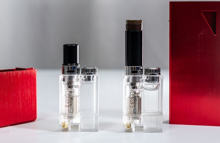 The left is a "short BOOST cartridge" that allows you to use cigarette capsules, and the right is a "long BOOST cartridge" that allows you to enjoy a large amount of steam as "VAPE".  Both are included in the kit