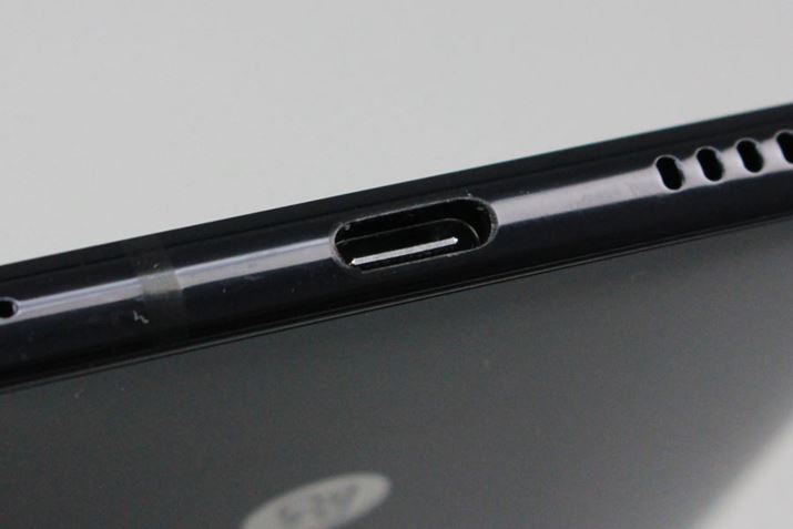 �{�̉�����USB Type-C�|�[�g�́AQuickCharge3.0�ɉ����āAUSB PD�ɂ��Ή����Ă���