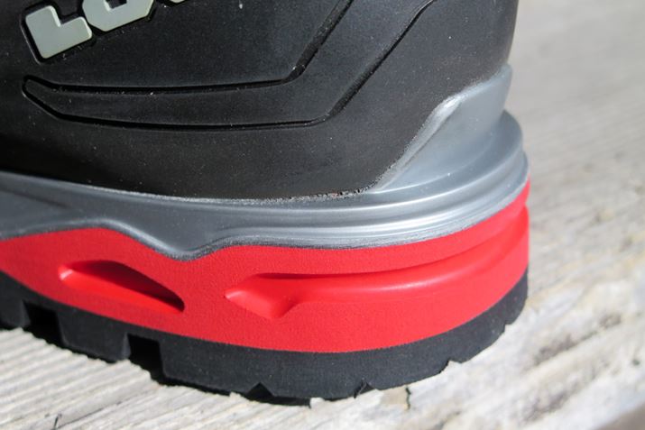 lɂƂ̃RoiiĂ镔jɁAq[AWX^[̃o[Ă