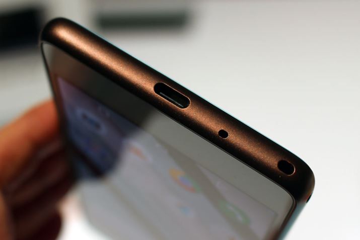 QuaV[YƂď߂USB Type-C|[g𓋍ڂ