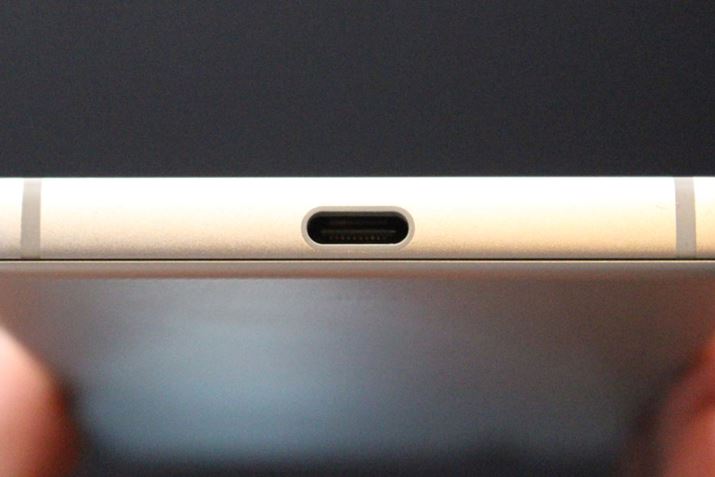 ʂUSB Type-C|[g𓋍ځBUSB 2.0ΉƂȂĂ