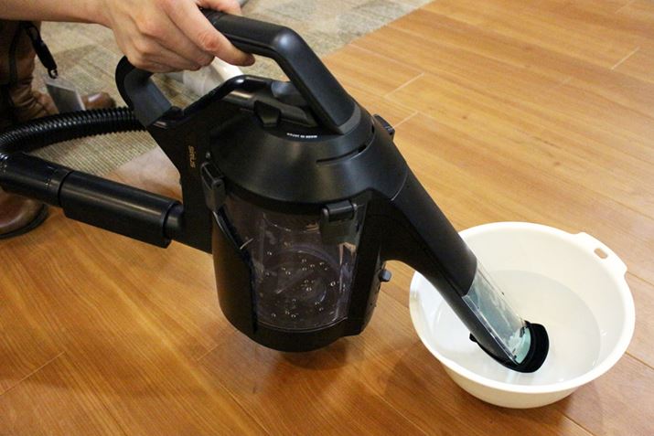 �t�@���Ȃǂ����ڂ���Ă���J�o�[���̐��́A�L���C�Ȑ����z�����čs���܂�