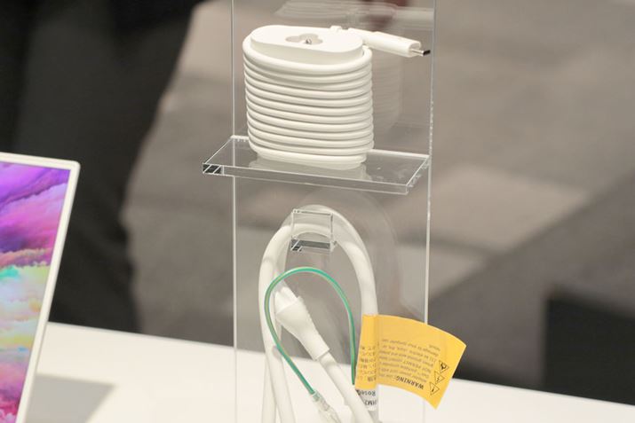 ���[�Y�S�[���h���A���y���z���C�g��AC�A�_�v�^�[�͖{�̐F�ɍ��킹�Ĕ��F�̂��̂��t������