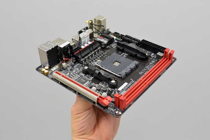 Mini-ITX}U[{[hBłłĂ炢B^Q[~OPC̍\zɂ͂Ă