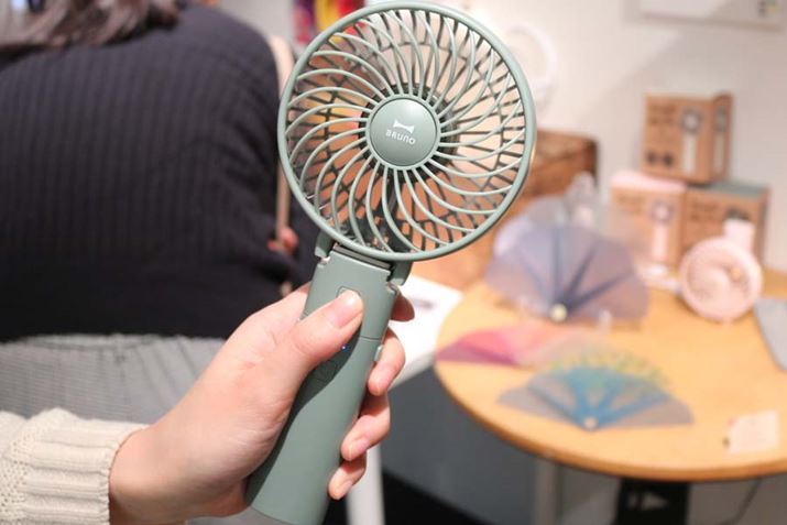 ���̕����������āA�莝����@�Ƃ��Ďg�p�B�d����190g�ł�