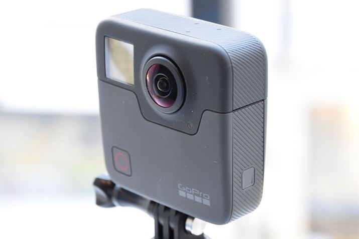 GoPro����360°�J�����uFusion�v�B�����炪�\�ʂŁA�O�����p�̃J�����⑀��p�l���A�B�e�{�^���������