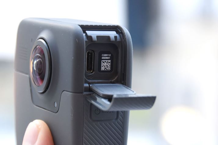 USB Tyep-C�[�q�𓋍ځB�Ή��P�[�u�����t������