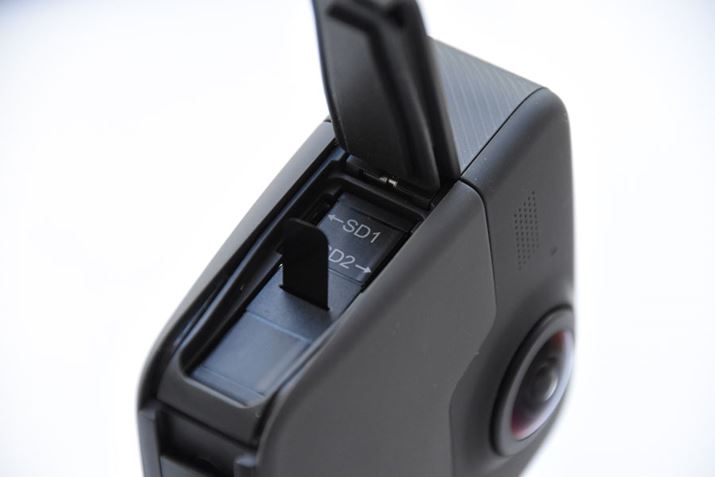 �o�b�e���[�̗��T�C�h�ɂ́A2�̃J�������ꂼ��̎B�e�R���e���c��ۑ�����SD�J�[�h�X���b�g�𓋍�