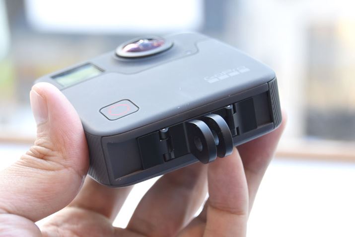 �{�̒�ʂɂ�GoPro�̃A�N�V�����J�����ł͂��Ȃ��݂̃}�E���g���t������