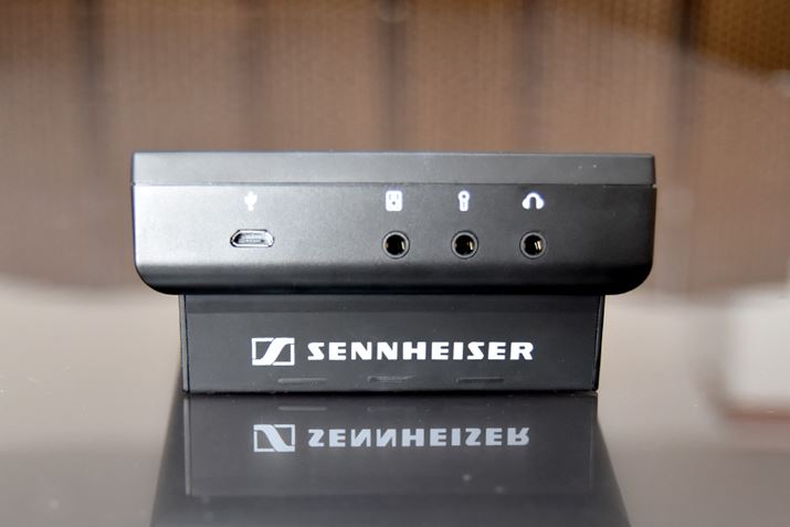 C^[tFCX́AAmicroUSB|[gAXs[J[óA}CŃAwbhzo͂𑕔