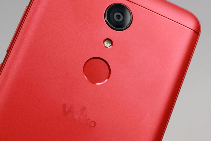 wF؃ZT[̓{fB̔wʂɐݒuĂ