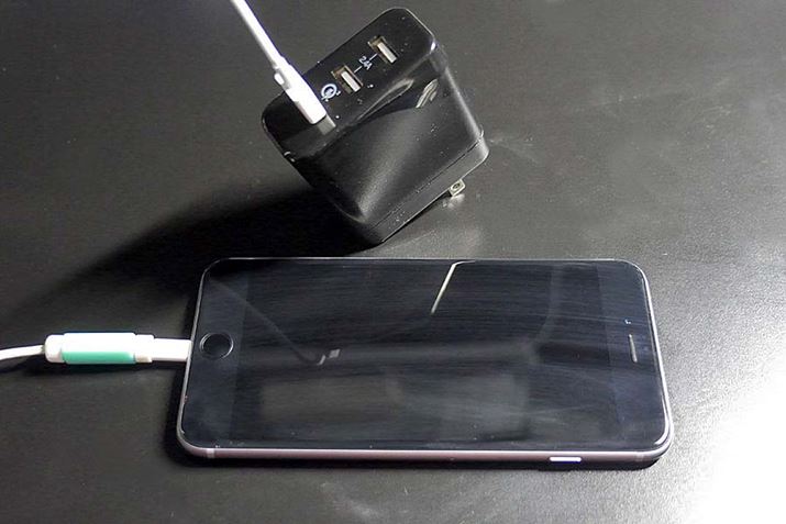 Quick Carge3.0ƂKi̍[dɑΉA_v^[LightningP[uڑď[d܂