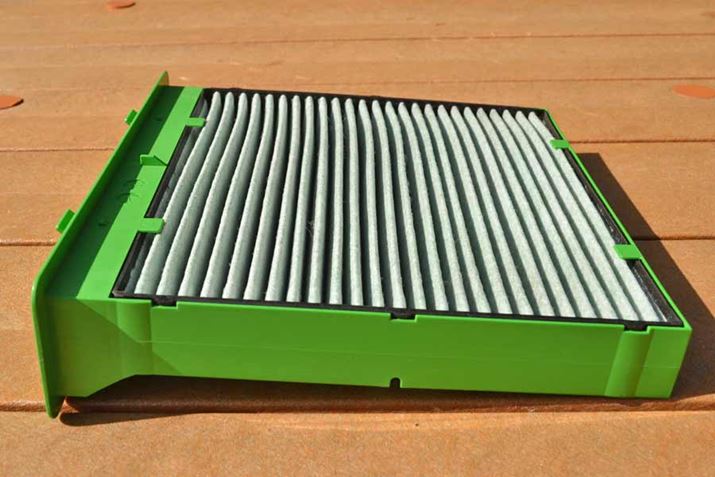 tB^[fނƖ{̂Ƃ̊Ԃ̓SŖĂ܂