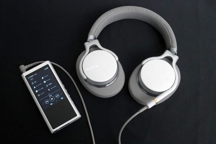 uZX300vV[Yɂ킹āAVo[fCAbv