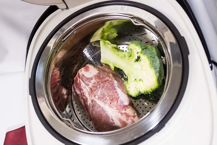 �p�ӂ����̂́A�،����[�X�u���b�N�ƃu���b�R���[