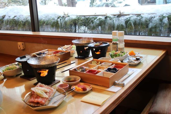 ʐ^͍RO[ze̒HB܂܂Ȓn̐HނgĂu˂̃v~AaHv