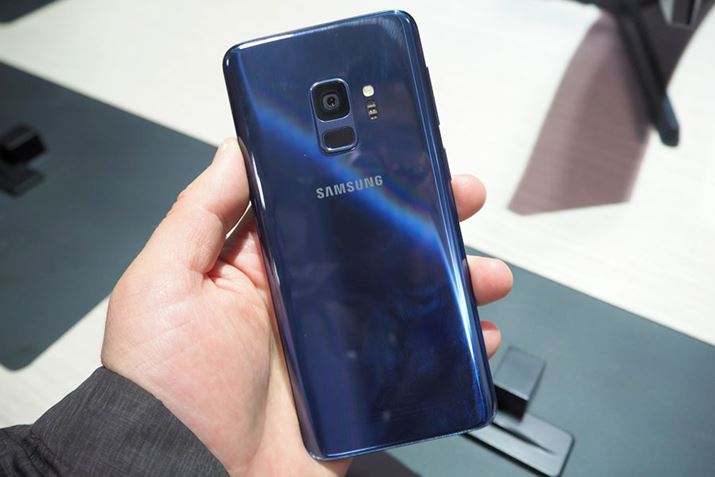 Galaxy S9�̔w�ʁB�w��F�؃Z���T�[�̈ʒu�����P����g���₷���Ȃ���