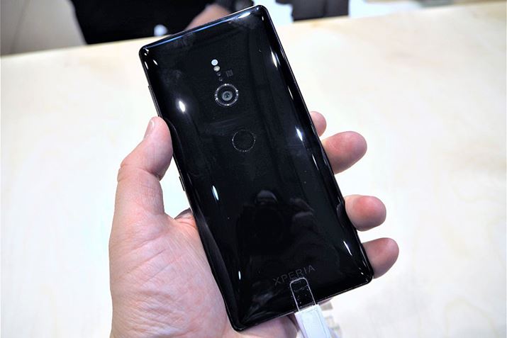 Xperia XZ2�̔w�ʁB3D�K���X��p���邱�ƂŔw�ʂ��ۂ݂�тсA��Ƀt�B�b�g���Ď����₷���Ȃ��Ă���