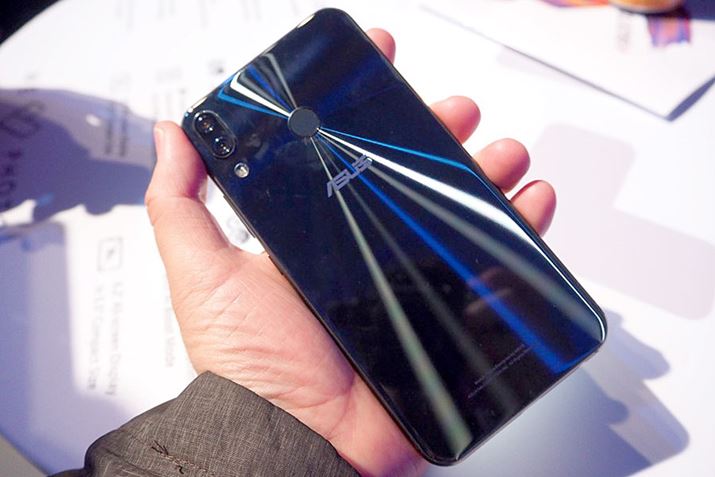 �w�ʂɂ͎w��Z���T�[��2�̃J�����𓋍ڂ��Ă���