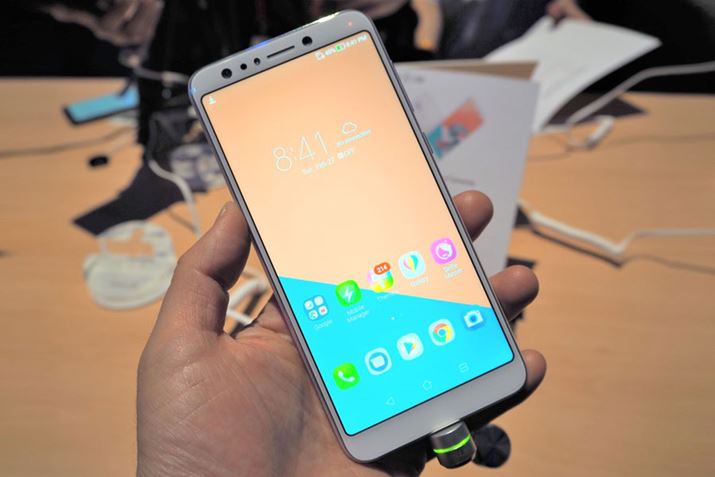 ZenFone 5 Lite��2�̃t�����g�J�����𓋍ڂ��Ă���A�������2000����f�ƃ��C���J��������f��������