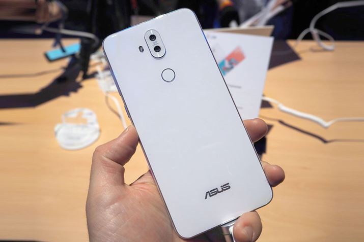 1600����f�̃J������2���ڂ���ZenFone 5 Lite�̔w�ʁBZenFone 5/5Z�Ƃ͈قȂ�f�U�C����