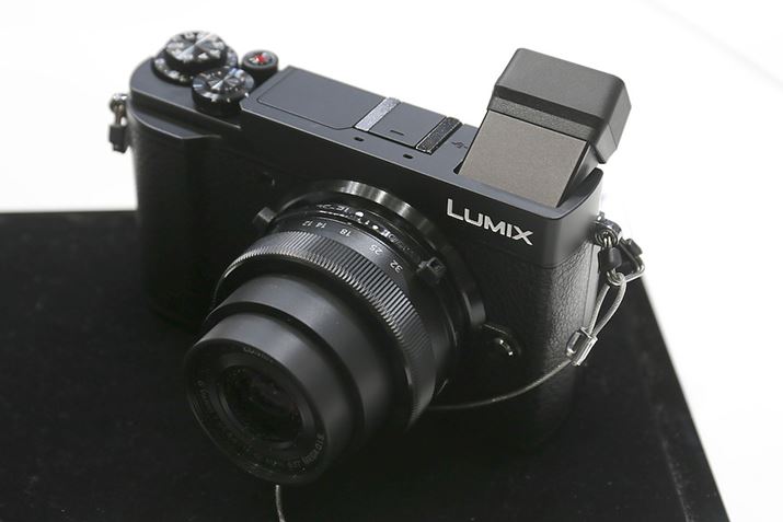 ^Eyʃ{fBɍ\𓋍ڂuLUMIX GX7 MarkIIIv