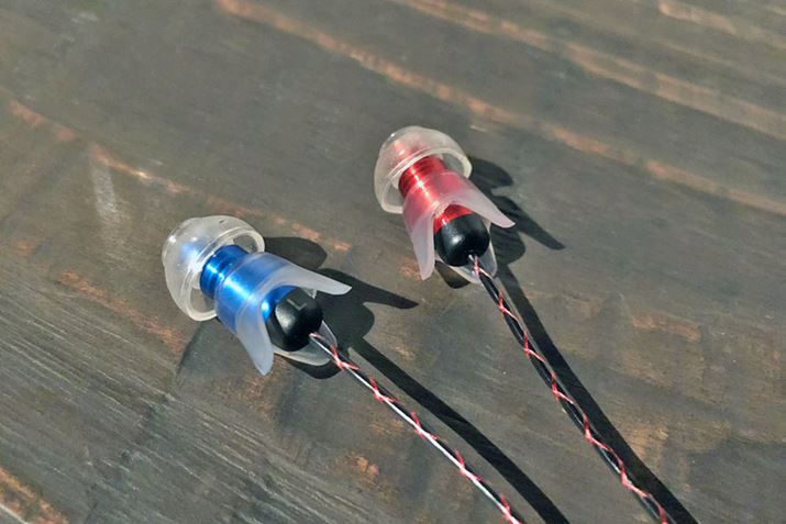 �uWireless Earbuds�v�́A6mm�a�̃_�C�i�~�b�N�^�h���C�o�[�𓋍ڂ����G���g���[������Bluetooth�C���z��