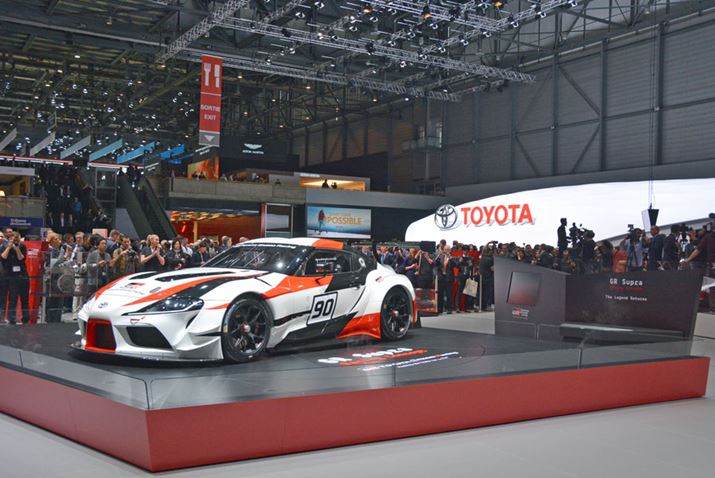 e̋L҂͂ށBEIɒڂW߂X|[cJ[̌J