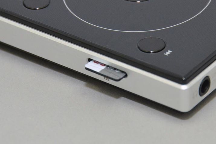 microSD[J[hXbg1݂̂Aő512GB܂ł̃J[hɑΉĂ