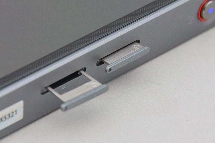 2���microSD�������[�J�[�h�X���b�g�̓v�b�V���s���^�C�v�̃g���C��