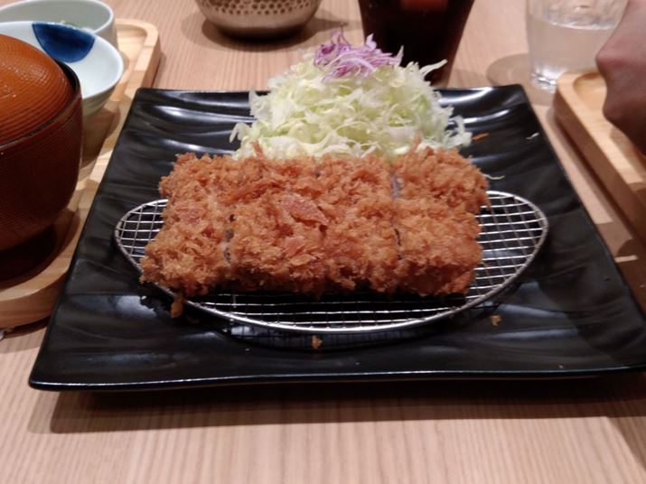 LEDƖ̉XŎBeBzCgoX̉eAu[̐FԂ肪ꂽ