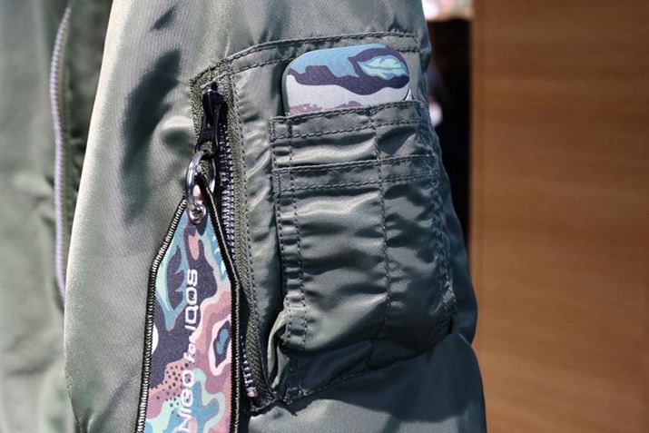 �r�ɂ���|�P�b�g�́A�A�C�R�X�f�o�C�X�������ۂ�[�܂�T�C�Y�B�uIQOS CAMO DEVICE�v�Ƃ̑��������Q