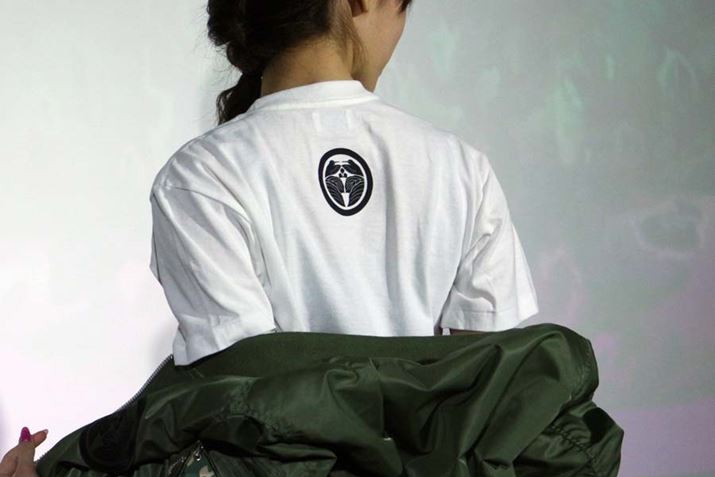 �w���ɂ́uNIGO for IQOS�v�̃��S���{����Ă���