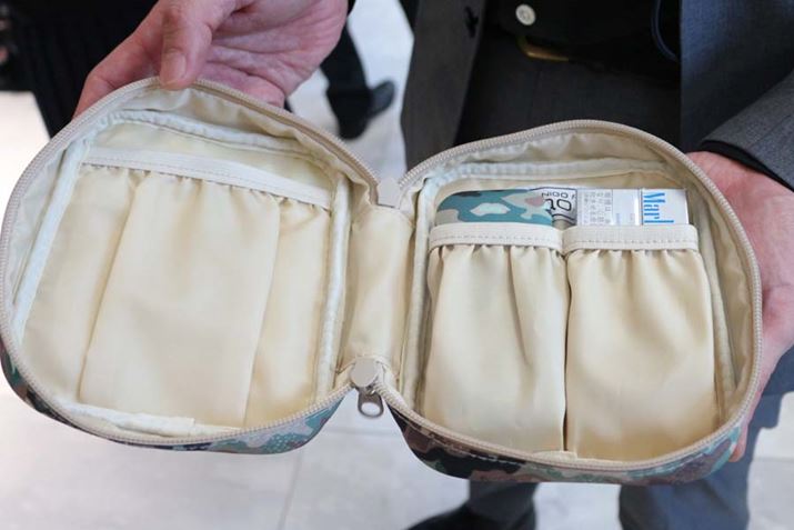 180°�ȏ�ɂ��΂��ƊJ���̂ŁA�f�o�C�X�Ȃǂ̏o�����ꂪ���₷��