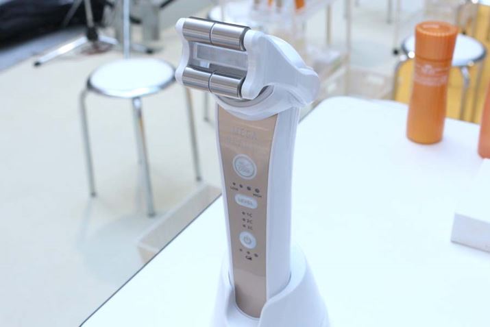 ʂ̔eɂȂ̂悤ȁAȃgXtH[