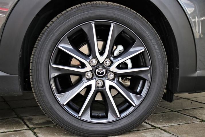 }c_uCX-3vɑĂg[[^CuvNZXR40i215/50 R18jv