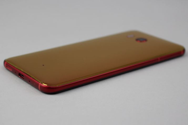 �w�ʂ𕢂��K���X�w�͔������F����Ă���A�΂߂��猩��Ƃ�������Ƌ��F�Ɍ�����