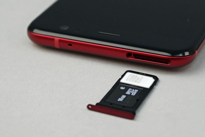 nanoSIM�J�[�h�X���b�g��1��ځB���RDSDS�͗��p�ł��Ȃ�