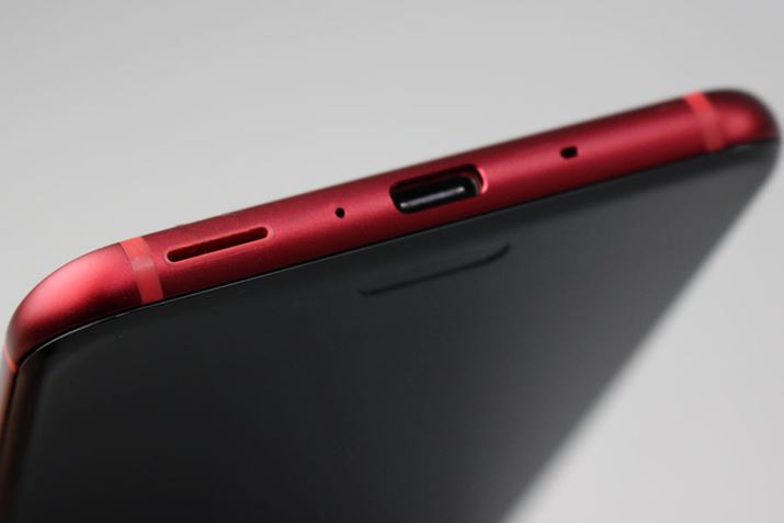 USB Type-C�|�[�g�́AQuickCharge 3.0�ɑΉ��B�߂���}�����Ă���USB PD�ɂ͑Ή����Ă��Ȃ�